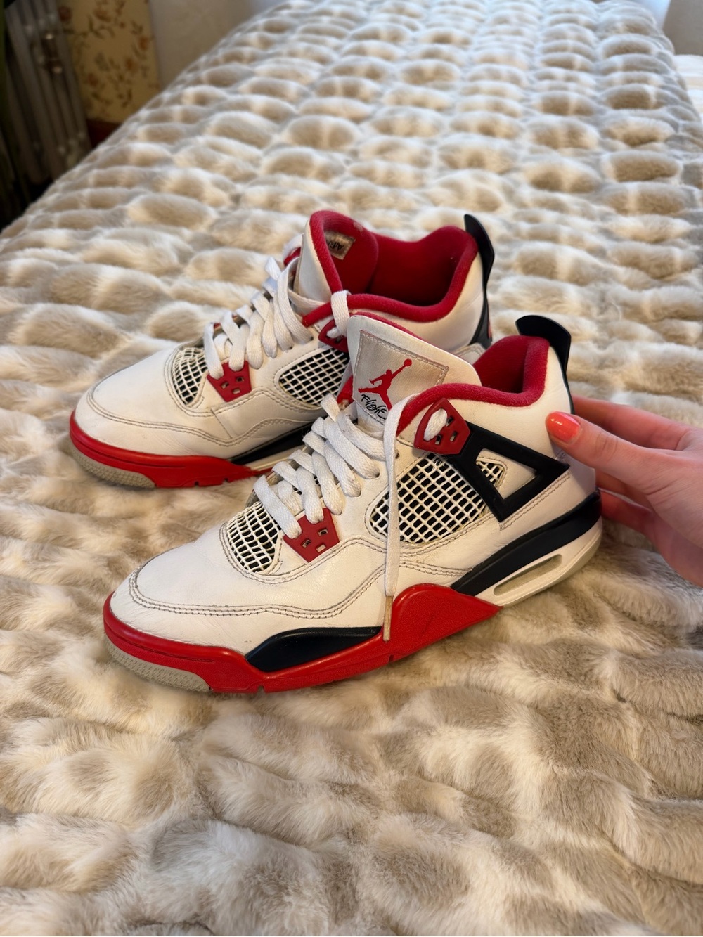 Jordan 4 Fire Red sz 7Y